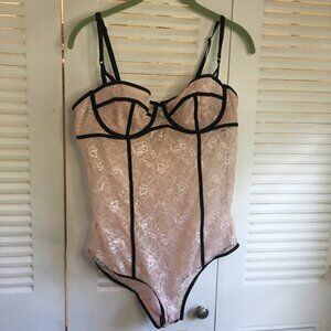 sz m ( 34 ) pink Lace Sheer Bodysuit Lingerie. One Piece Bra & Panties Snaps